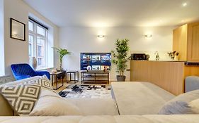 City Centre, 2 Bedroom, Secured Parking, 3 King Bed, Wifi Sleep 6 Guest Comfortable On Three King Size Beds, Jewellery Quarter , Birmingham City Centre , Allocated Secured Parking